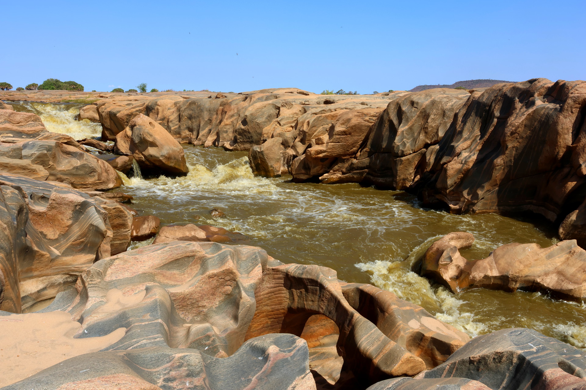 Kenia Safari Fluss mit Wildwasser Tsavo Ost Nationalpark Reiseblog